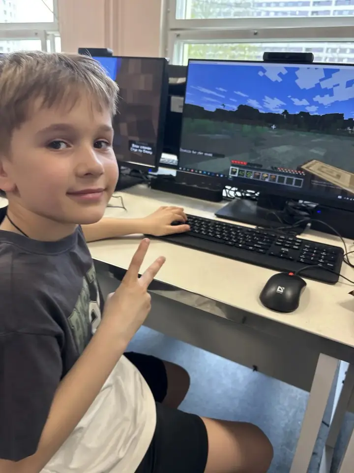 Занятие Minecraft-программированием и созданием игровых миров для детей