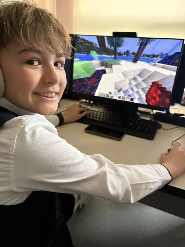 Ребёнок показывает результат Minecraft-проекта на занятии Технопарка