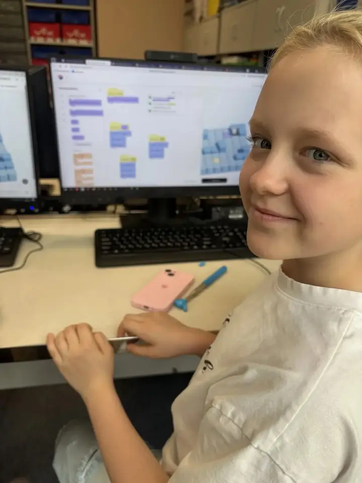Ребёнок программирует проект в Scratch за компьютером
