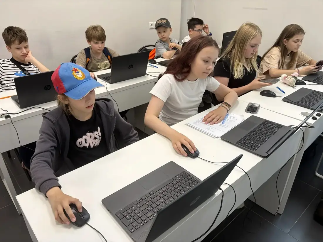 Группа детей занимается программированием и проектной работой в Технопарке